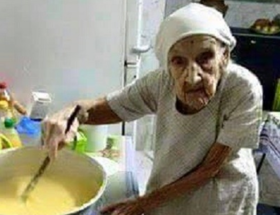 Vajon hányan osztják majd meg ezt a képet:?! Ez az idős néni 98 éves, Jézusnak szolgál immár 47 éve. Ételt főz az egyház tagoknak és takarítja a templomot, egész életében az urat szolgálta, vajon megérdemel-e tőled egy szívecskét?